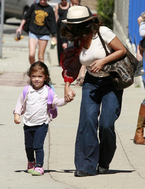 SalmaHayektakesherdaughtertoherfirstdayofpre_school_10.jpg