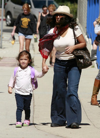 SalmaHayektakesherdaughtertoherfirstdayofpre_school_12.jpg