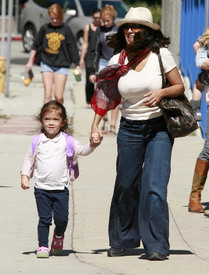 SalmaHayektakesherdaughtertoherfirstdayofpre_school_14.jpg