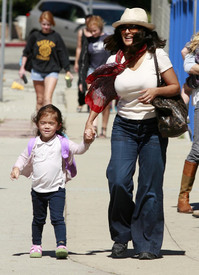 SalmaHayektakesherdaughtertoherfirstdayofpre_school_16.jpg