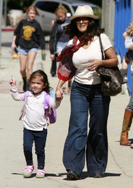 SalmaHayektakesherdaughtertoherfirstdayofpre_school_17.jpg