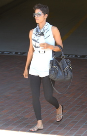 HalleBerryoutinBeverlyHills23.9.2010_03.JPG