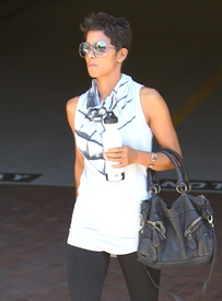 HalleBerryoutinBeverlyHills23.9.2010_06.JPG