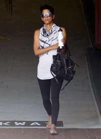 HalleBerryoutinBeverlyHills23.9.2010_08.jpg