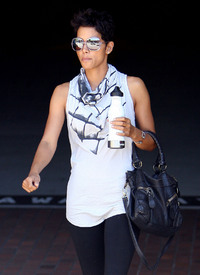 HalleBerryoutinBeverlyHills23.9.2010_10.jpg