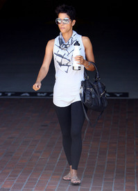 HalleBerryoutinBeverlyHills23.9.2010_11.jpg