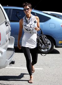 HalleBerryoutinBeverlyHills23.9.2010_15.jpg