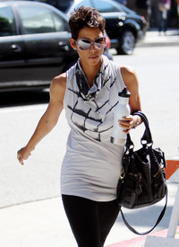 HalleBerryoutinBeverlyHills23.9.2010_21.jpg