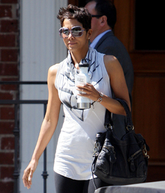 HalleBerryoutinBeverlyHills23.9.2010_22.jpg