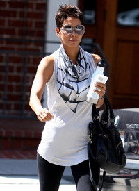 HalleBerryoutinBeverlyHills23.9.2010_25.jpg