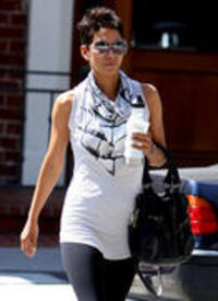 th_HalleBerryoutinBeverlyHills23.9.2010_26.jpg