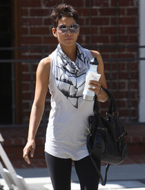 HalleBerryoutinBeverlyHills23.9.2010_32.jpg