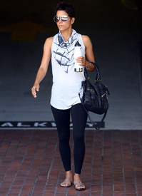 HalleBerryoutinBeverlyHills23.9.2010_34.jpg