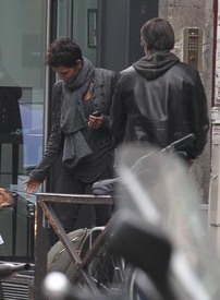 Halle Berry and Olivier Martinez in Paris 28.09.2010_07.jpg