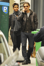 Halle Berry and Olivier Martinez in Paris 28.09.2010_11.jpg