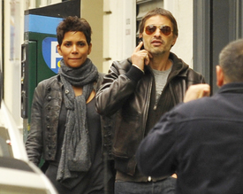 Halle Berry and Olivier Martinez in Paris 28.09.2010_13.jpg