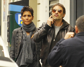 Halle Berry and Olivier Martinez in Paris 28.09.2010_15.jpg