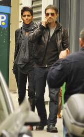 Halle Berry and Olivier Martinez in Paris 28.09.2010_16.jpg