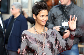 Halle Berry presents her new fragance Reveral in Hamburg 30.09.2010_02.jpg