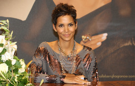 Halle Berry presents her new fragance Reveral in Hamburg 30.09.2010_07.jpg