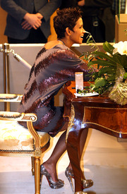 Halle Berry presents her new fragance Reveral in Hamburg 30.09.2010_19.jpg