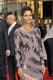 Halle Berry presents her new fragance Reveral in Hamburg 30.09.2010_20.jpg