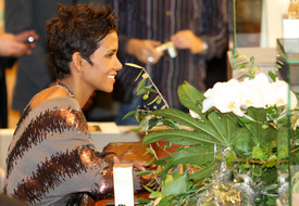 Halle Berry presents her new fragance Reveral in Hamburg 30.09.2010_26.jpg