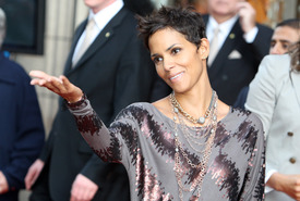 Halle Berry presents her new fragance Reveral in Hamburg 30.09.2010_27.jpg