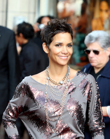 Halle Berry presents her new fragance Reveral in Hamburg 30.09.2010_30.jpg