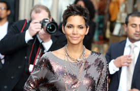 Halle Berry presents her new fragance Reveral in Hamburg 30.09.2010_31.jpg