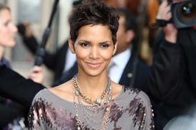 Halle Berry presents her new fragance Reveral in Hamburg 30.09.2010_33.jpg