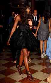 NaomiCampbellUomoVogueHostsDinnerForQuentinTarantino1.9.2010_09.jpg