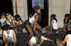 NaomiCampbellDolceGabbanaFashionsNightOut10.9.2010_01.jpg