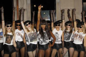 th_NaomiCampbellDolceGabbanaFashionsNightOut10.9.2010_14.jpg