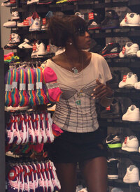 NaomiCampbellshoppinginMiamiFlorida15.9.2010_02.jpg
