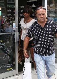 NaomiCampbellshoppinginMiamiFlorida15.9.2010_03.jpg