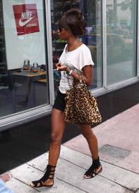 NaomiCampbellshoppinginMiamiFlorida15.9.2010_05.jpg