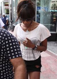 NaomiCampbellshoppinginMiamiFlorida15.9.2010_06.jpg