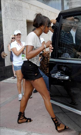 NaomiCampbellshoppinginMiamiFlorida15.9.2010_11.jpg