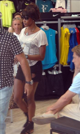 NaomiCampbellshoppinginMiamiFlorida15.9.2010_14.jpg