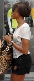 NaomiCampbellshoppinginMiamiFlorida15.9.2010_15.jpg