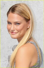 bar-refaeli-emporio-armani-fashion-show-02.jpg