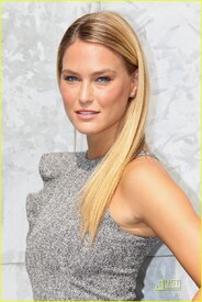 bar-refaeli-emporio-armani-fashion-show-04.jpg