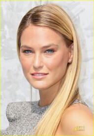 bar-refaeli-emporio-armani-fashion-show-07.jpg