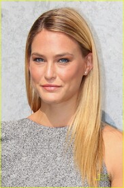 bar-refaeli-emporio-armani-fashion-show-11.jpg