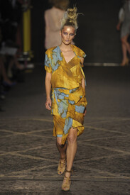 Vivienne_Westwood_Spring_2012_5pdm_CG2_Ei1_Yx.jpg