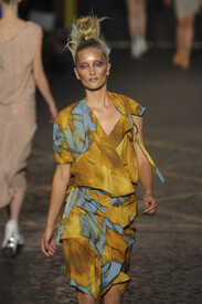 Vivienne_Westwood_Spring_2012_w3e_Tp_T-o_A0x.jpg