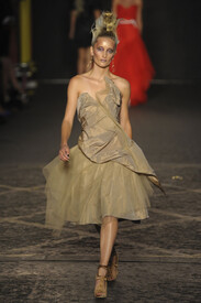 Vivienne_Westwood_Spring_2012_Ehrdrl-o82gx.jpg