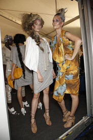 Vivienne_Westwood_Spring_2012_Backstage_3_LW5r_UZm.jpg