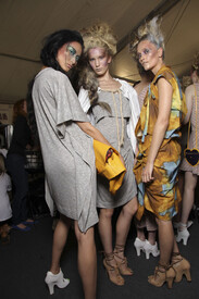 Vivienne_Westwood_Spring_2012_Backstage_5_OWFWu_LX.jpg